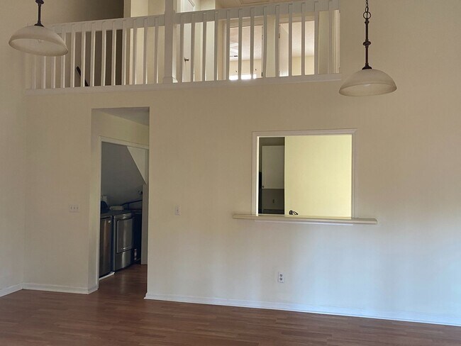 Building Photo - Student Friendly Home 208 Hillsdale Drive