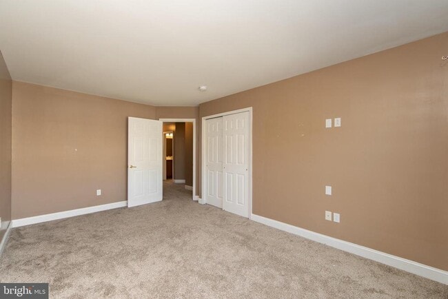Building Photo - 7 Kingswood Ct