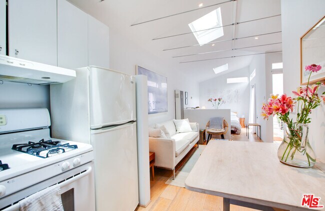 Building Photo - 757 1/2-757 1/2 Milwood Ave