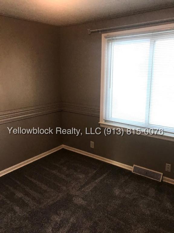 Building Photo - 320 E 79th Terrace