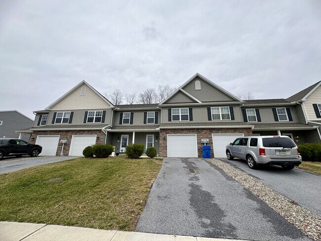 Building Photo - 3 Bedroom 2.5 Bathroom Townhome in Mechanicsburg!