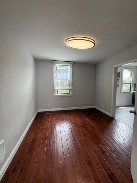 Building Photo - 419 Naples St