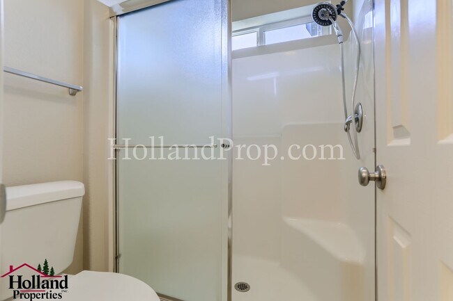 Building Photo - Beautiful 3 Bedroom Home with Community Pool, Hot Tub & 2-Car Garage in Hillsboro ** NEW PRICE $2...