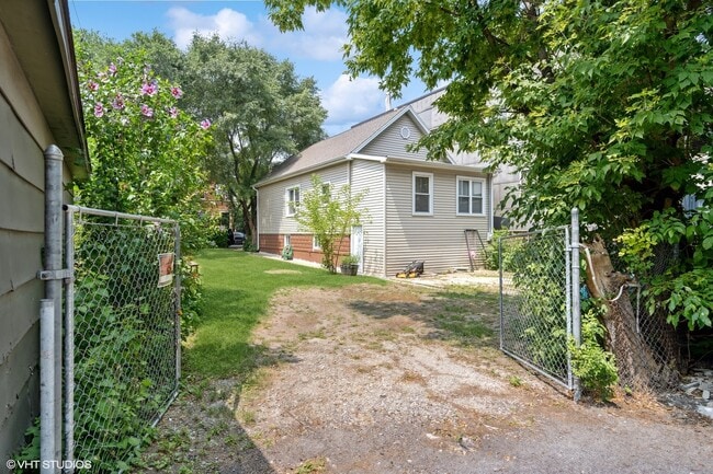 Building Photo - 2759-2761 W Francis Pl