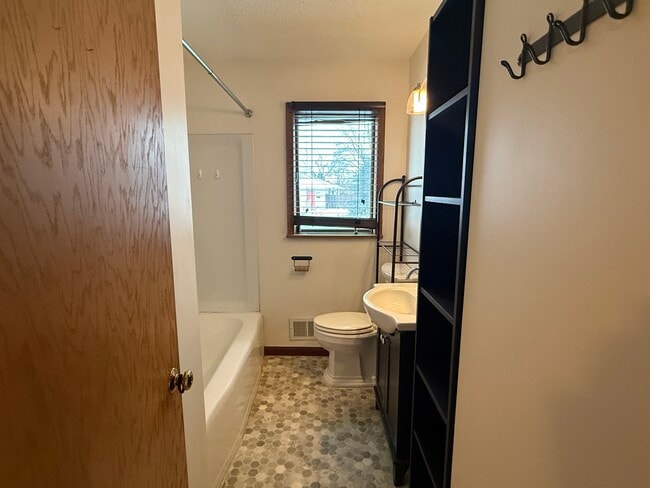 Building Photo - 2505 Zinran Ave S