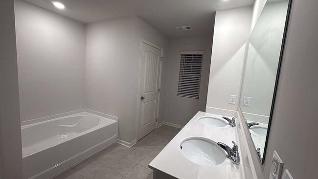 Building Photo - 2213 Blue Monarch Dr