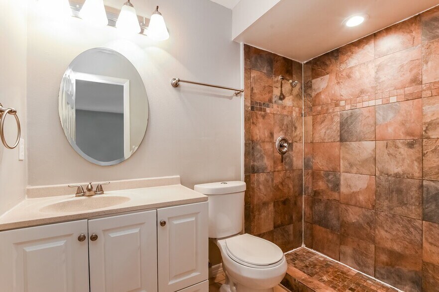 Building Photo - 829 W Birchwood Cir