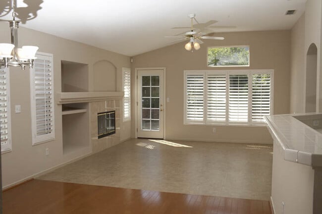 Building Photo - 3 Bed, 2 Baths, 1485 SF. 2 Car Garage, sin...