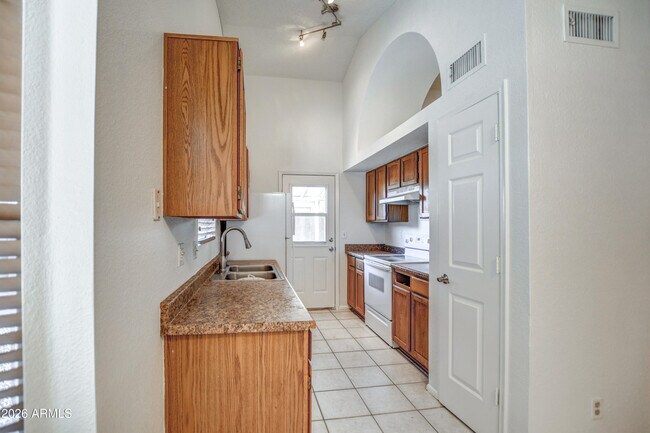 Building Photo - 815 E Calle Del Norte