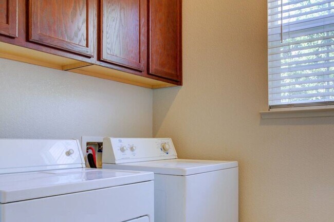 Building Photo - 4321 Strathmore Pl