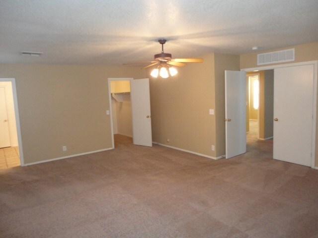 Building Photo - 1425 N Thunderbird Ave