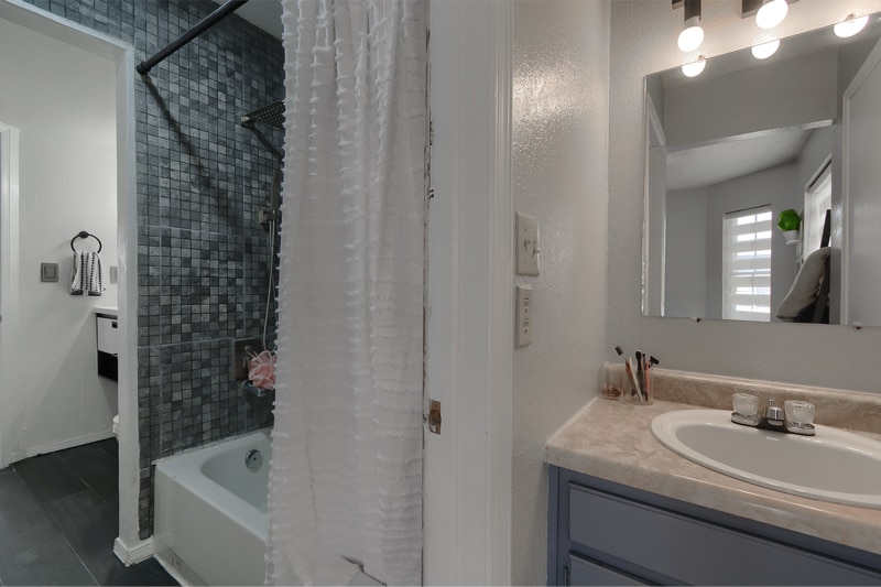 Building Photo - 9307 Chantilly Dr