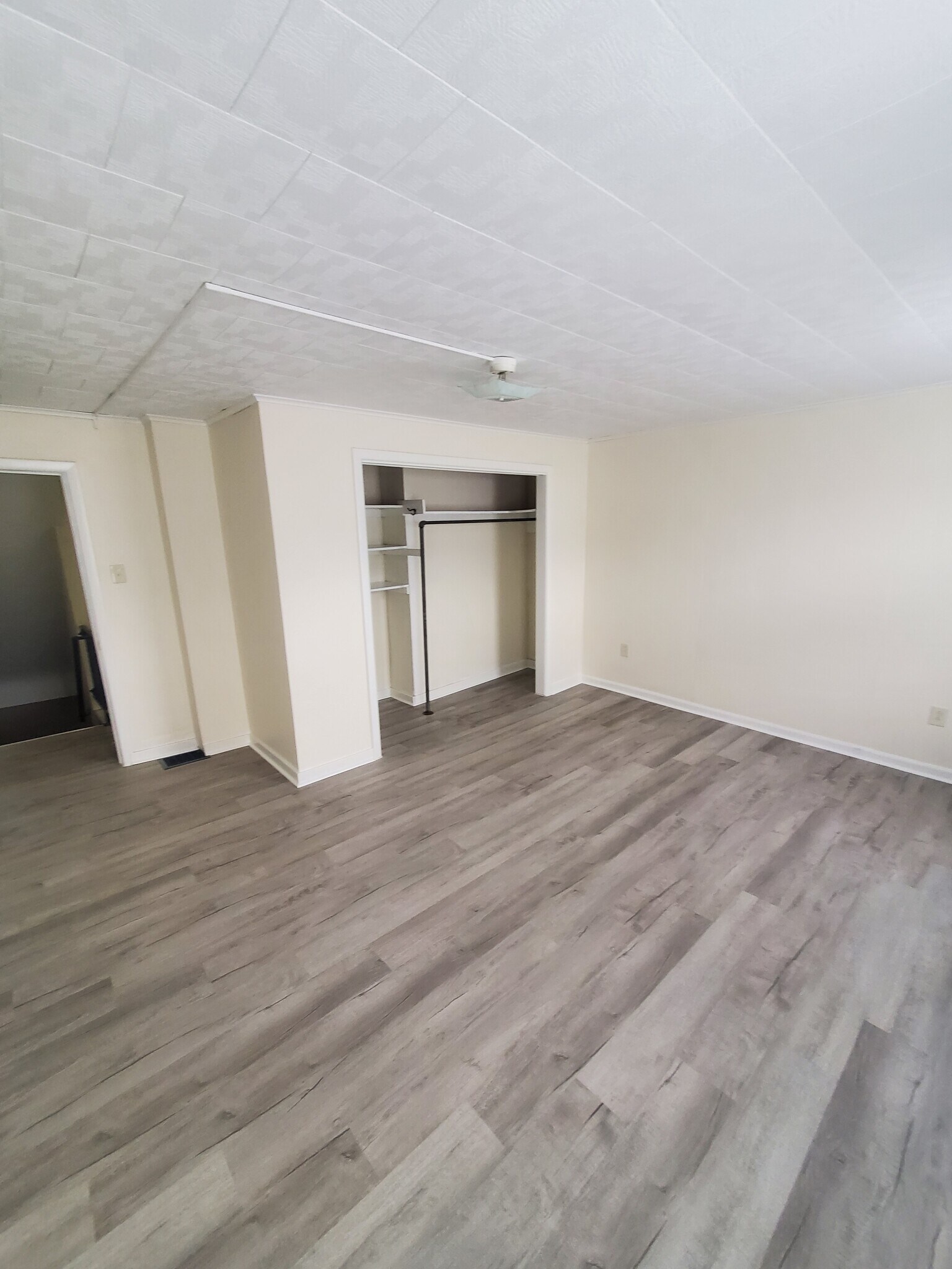 Building Photo - 610 4th Ave