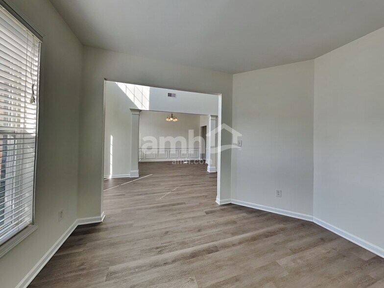 Building Photo - 661 Hay River St