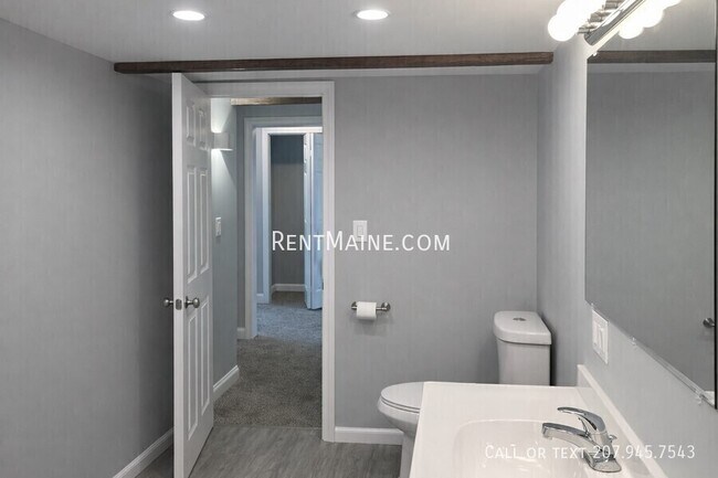 Building Photo - 492 Main St