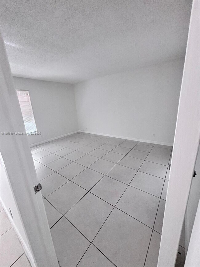 Building Photo - 430 Commodore Dr