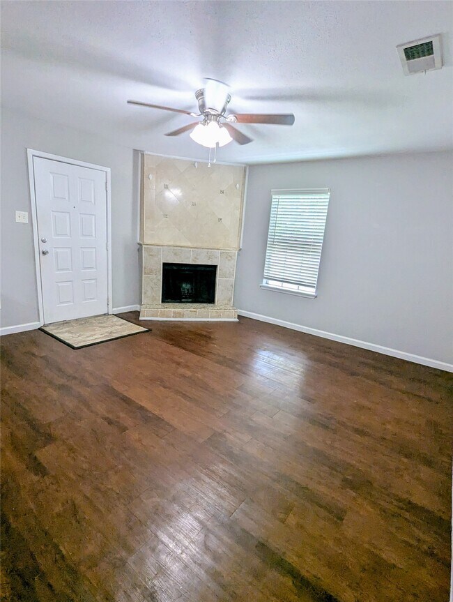 Building Photo - 7661 Fallbrook Dr