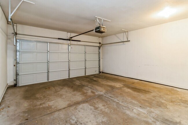 Building Photo - UPDATED TOWNHOME!! 2 Bed, 2.5 Bath Townhome in Ankeny