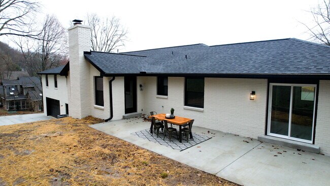 Building Photo - 5527 Hillview Dr