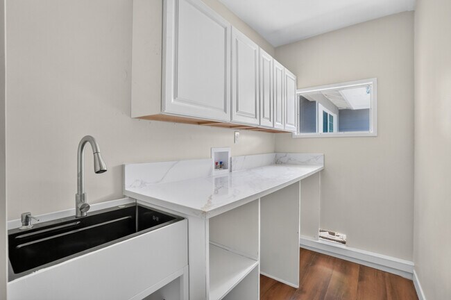 Building Photo - 2833 Sandbrook Ct