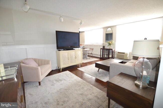 Building Photo - 1030 E Lancaster Ave