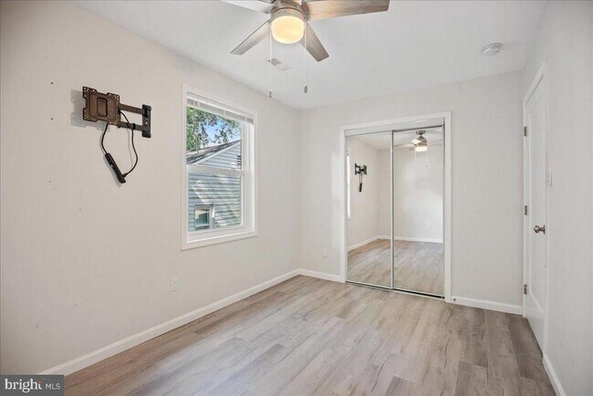 Building Photo - 906 Elfin Ave