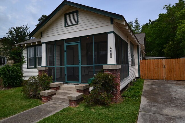 Building Photo - Vintage! Newly updated 3 bedroom, 2 bath h...