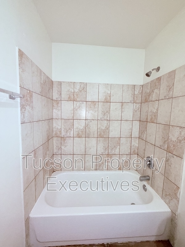 Building Photo - 1412 E 25th St