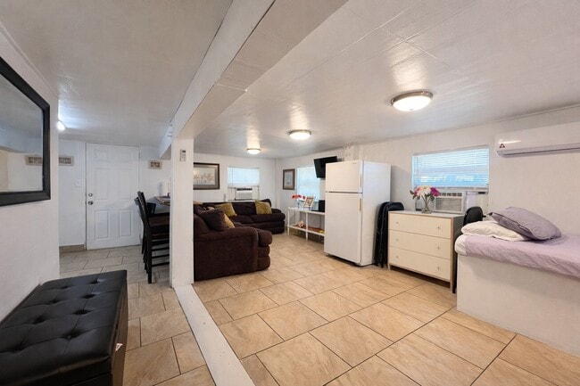 Building Photo - 4111 Oleander Dr