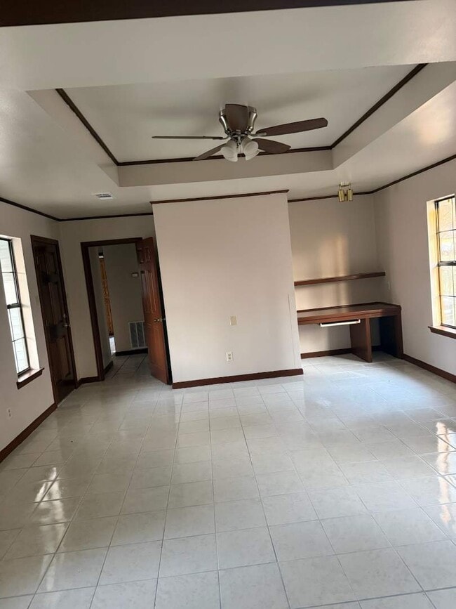 Building Photo - 12325 N Englewood Dr