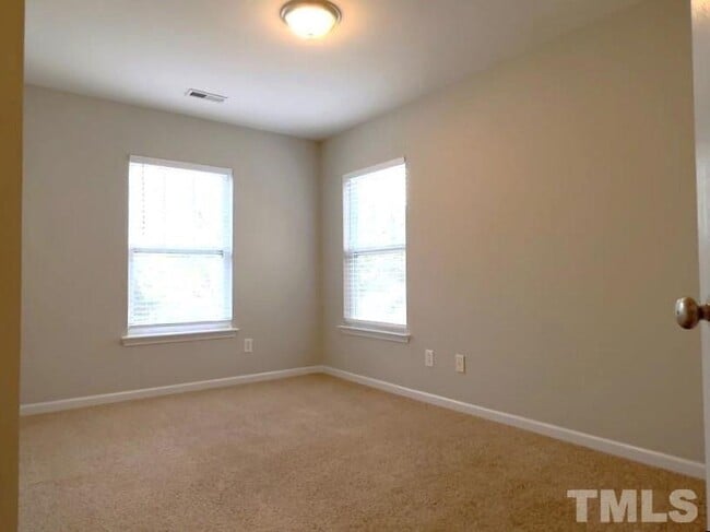 Building Photo - End Unit Townhome for Rent