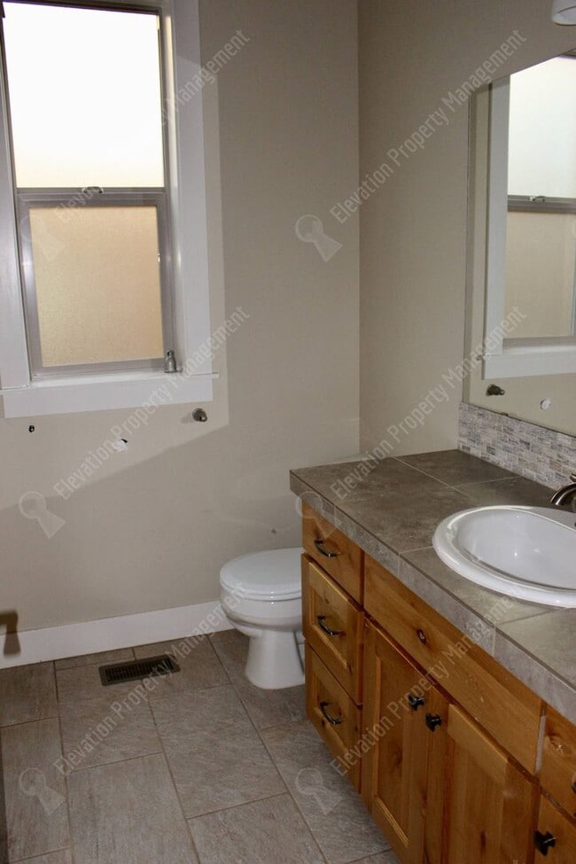 Building Photo - Modern 3 BR with open living space on quie...