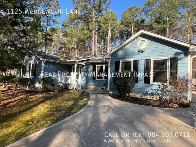 Primary Photo - Spacious 3/4 Bedroom 3 Bath Ranch Home on ...