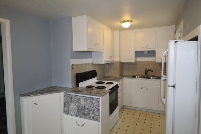 Building Photo - 1204 E Bismark Ave