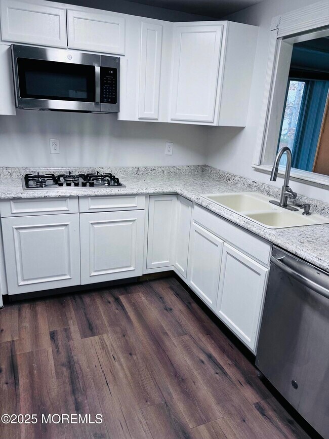 Building Photo - 891 Raleigh Dr