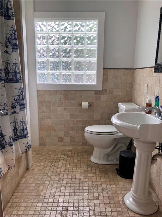 Building Photo - Great 4X2 Stand Alone Home for August!