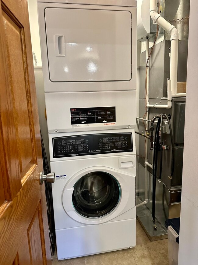 Building Photo - 5719 N Kenmore Ave