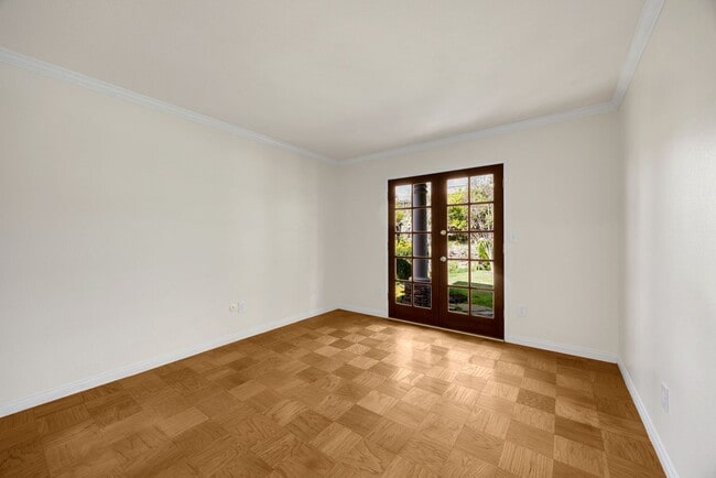 Building Photo - Adorable 3 Bed / 2 Bath Home w/ Detached 2 Car Garage