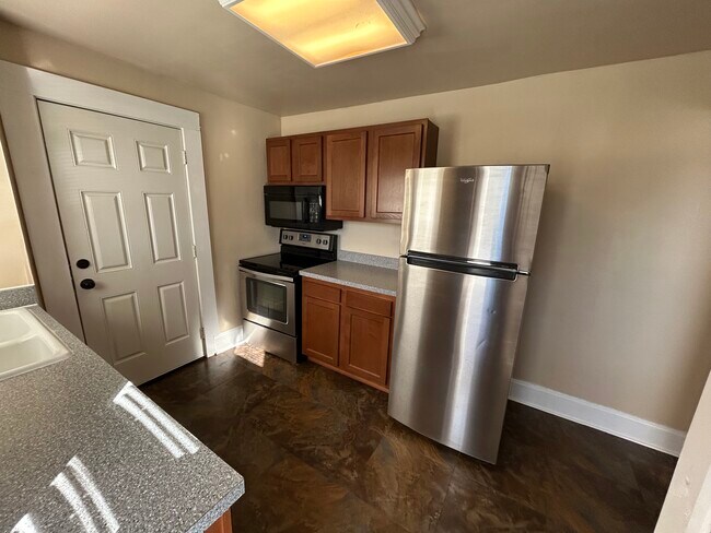 Building Photo - 1802 Lawn Ave