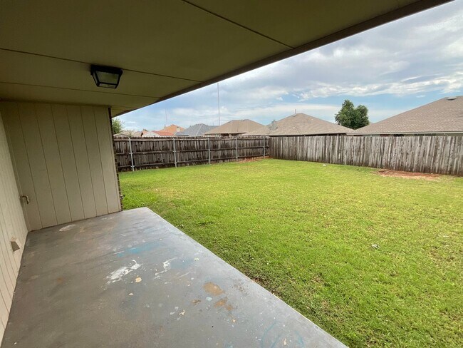 Building Photo - 4 bed, 2 bath, brick, gas stove, dishwashe...