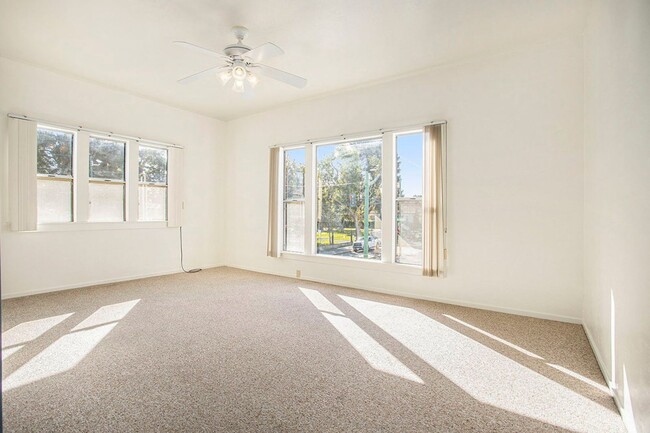 Primary Photo - 3117-3117 Santa Clara Ave