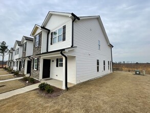 Building Photo - 3 Bd 2.5 Ba end unit townhouse