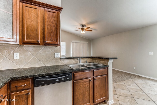 Building Photo - 814 Desert Silver Dr