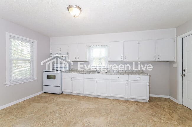 Building Photo - 319 S Hocker Ave