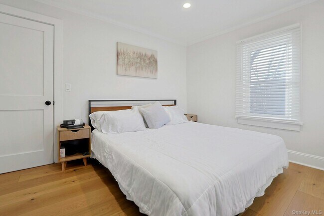 Building Photo - 32 School St