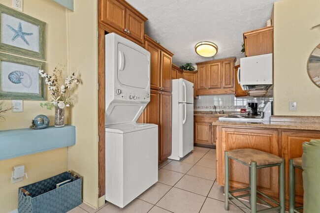 Building Photo - 8743 Thomas Dr