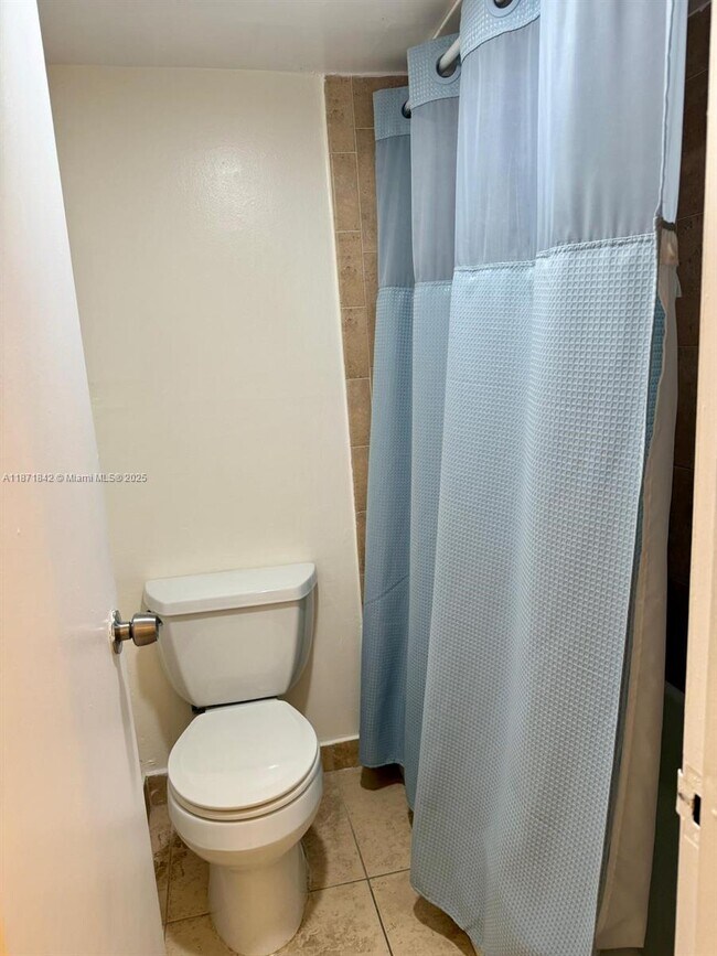 Building Photo - 2000 NE 135th St