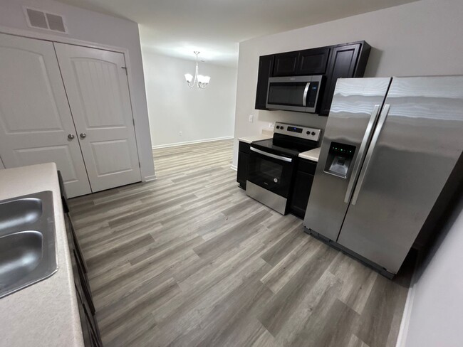 Building Photo - *Move in Special* Updated 3 Bedroom | 2.5 ...