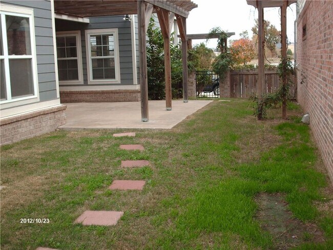 Building Photo - Nice Row Home in W Fayetteville in Rupple Row