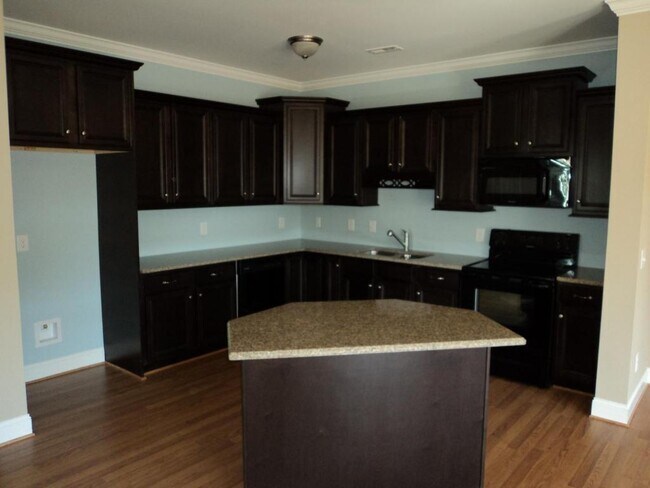 Building Photo - 405 S Pointe Dr
